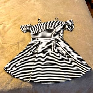 Girls size 6x black and white stipe dress.